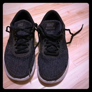 Used boys 4.5 youth Nike’s